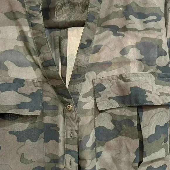 - - Gap Camo Blouse Long Sleeved in size S, Pre-Owned - Picture 3 of 5